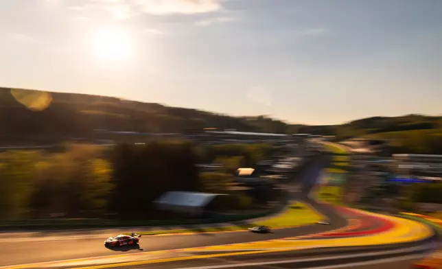 10 號麥拿倫 720S LMGT3 Evo 賽車在比利時斯帕賽道的高速彎道馳騁