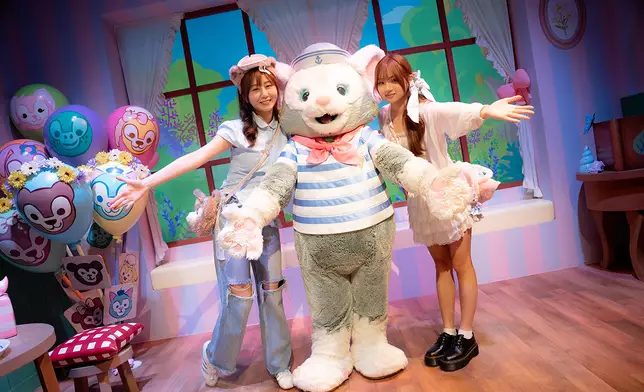 Duffy與好友遊玩屋室內與穿著水手服的CookieAnn合照