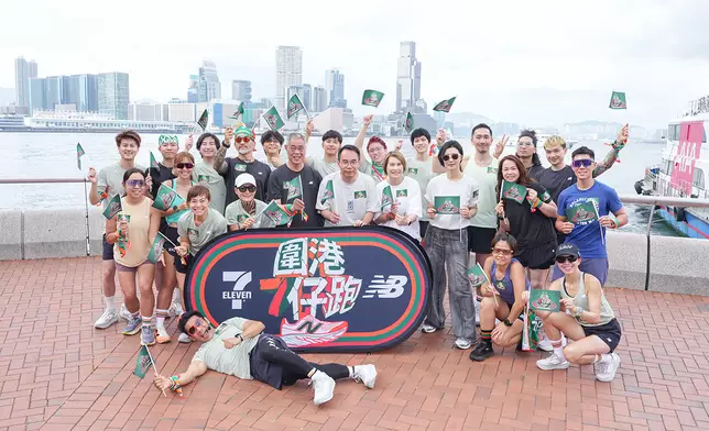 7-Eleven 代表、New Balance 代表、陳灼明 (明哥) 及一衆星級嘉賓各就各位，參與「圍港7仔跑」起步禮。
