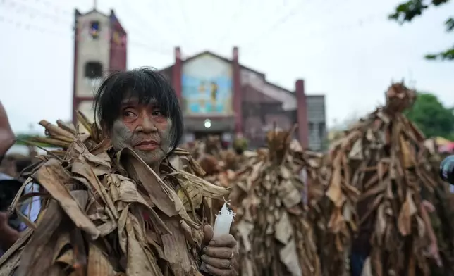 天主教信眾身上塗滿泥漿及乾蕉葉，於2026年6月24日周三，在菲律賓北部新怡詩夏省比比克拉特，慶祝聖若翰洗者瞻禮的泥人節期間參與活動。(美聯社圖片/Aaron Favila) AP圖片