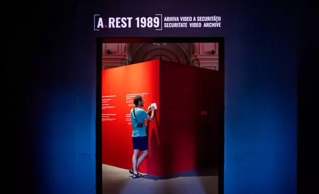一名男子在2026年6月16日周二，羅馬尼亞布加勒斯特羅馬尼亞國家歷史博物館舉行的「A.REST 1989 — 秘密警察錄像檔案」展覽開幕禮上，抄寫共產時代監控錄像的謄本。(美聯社圖片/安德烈亞·亞歷山德魯) AP圖片