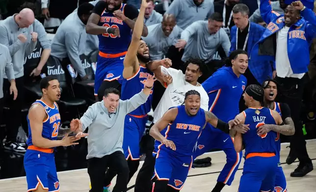 紐約人隊在周六（2026年6月13日）聖安東尼奧舉行的NBA總決賽第五場擊敗聖安東尼奧馬刺隊後慶祝。(美聯社圖片/Ross D. Franklin) AP圖片
