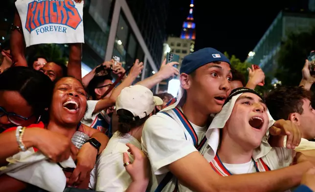 紐約人隊球迷在周六（2026年6月13日）紐約舉行的NBA總決賽第五場擊敗聖安東尼奧馬刺隊後慶祝。(美聯社圖片/Heather Khalifa) AP圖片