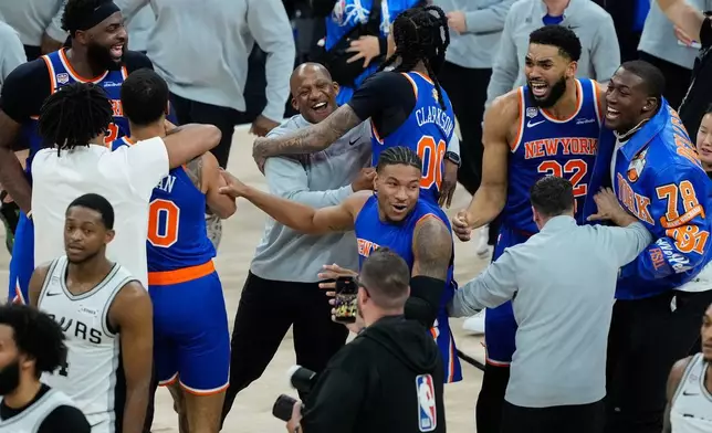 紐約人隊在周六（2026年6月13日）聖安東尼奧舉行的NBA總決賽第五場擊敗聖安東尼奧馬刺隊後慶祝。(美聯社圖片/Ross D. Franklin) AP圖片