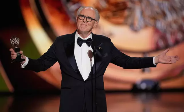 約翰·利思戈於2026年6月7日周日，在紐約無線電城音樂廳舉行的第79屆東尼獎上，憑《巨人》獲頒最佳戲劇男主角獎。（美聯社圖片/Charles Sykes/Invision） AP圖片