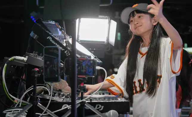 九歲的DJ Rinoka於2026年5月24日，在東京巨蛋讀賣巨人隊棒球賽前表演。(美聯社圖片/Eugene Hoshiko) AP圖片