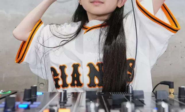 九歲的DJ Rinoka於2026年5月24日，在東京巨蛋讀賣巨人隊棒球賽第三局後表演。(美聯社圖片/Eugene Hoshiko) AP圖片