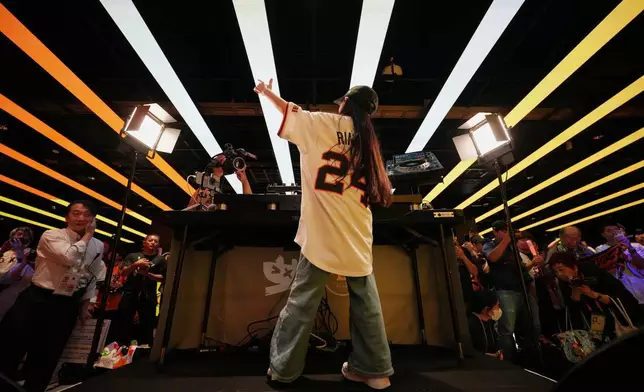 九歲的DJ Rinoka於2026年5月24日，在東京巨蛋讀賣巨人隊棒球賽前表演。(美聯社圖片/Eugene Hoshiko) AP圖片