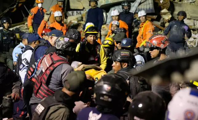 委內瑞拉加拉加斯，2026年6月24日周三，救援人員在地震後搜尋倒塌建築物的瓦礫。(美聯社圖片/Ariana Cubillos) AP圖片