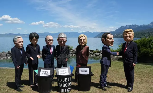 2026年6月14日周日，七國集團峰會定於6月15日至17日在法國舉行前夕，樂施會諷刺七國集團領袖的「大頭」模型在法國埃維昂萊班擺拍。(美聯社圖片/Thibault Camus) AP圖片