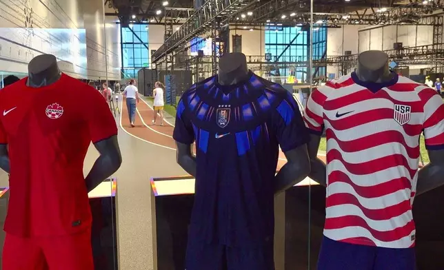 2026年6月22日，Nike設計的世界盃球衣在其俄勒岡州比弗頓總部展示。(美聯社圖片/Claire Rush) AP圖片