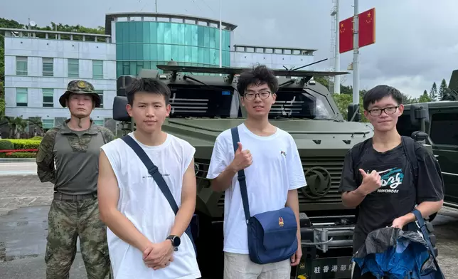 張冠強（左）、高子翔（中）表示近距離接觸國家軍用裝備及領略駐港部隊軍人風采，令他 們獲益良多，立志守護國家安全及參與國家發展。