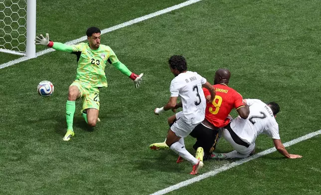 2026年6月15日周一，在西雅圖舉行的世界盃G組足球賽事中，埃及球員穆罕默德·哈尼（3號）在比利時球員盧卡古（9號）和埃及門將穆斯塔法·舒比爾（23號）面前射入烏龍球。(美聯社圖片/Maddy Grassy) AP圖片