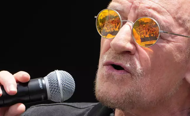 U2樂隊主音博諾於周四（2026年6月18日）在芝加哥奧巴馬總統中心落成典禮上表演。(美聯社圖片/Alex Brandon) AP圖片