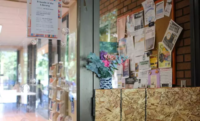 奇科市巴特縣圖書館奇科分館外擺放鮮花，攝於2026年6月23日周二，即槍擊案發生後一天。(美聯社圖片/Michael Weber/Chico Enterprise-Record) AP圖片