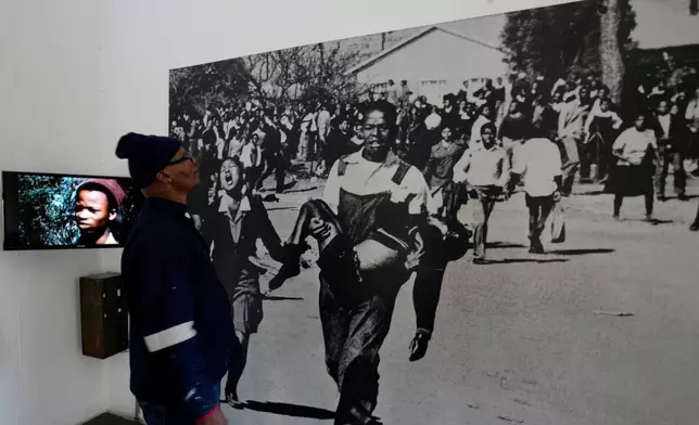 2026年6月15日周一，南非索韋托赫克托·彼得森紀念館暨博物館，一名男子觀看已故攝影師Sam Nzima拍攝的「6月16日」標誌性照片。(美聯社圖片/Themba Hadebe) AP圖片