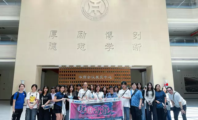 一眾學員於大灣區廣州研學之旅中留影，兩地實體教學模式讓學員們在體驗動漫產業魅力的同時，加深對國家文創發展與技術交流的了解