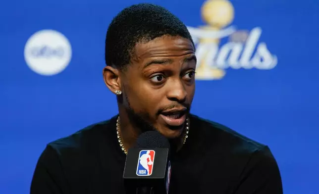 聖安東尼奧馬刺隊後衛迪亞倫·霍士，周五在聖安東尼奧出席NBA總決賽第五場對陣紐約人隊的賽前記者會。(美聯社圖片/Ross D. Franklin) AP圖片