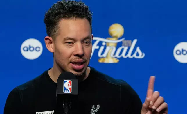 聖安東尼奧馬刺隊主教練米奇·約翰遜，周五在聖安東尼奧出席NBA總決賽第五場對陣紐約人隊的賽前記者會。(美聯社圖片/Ross D. Franklin) AP圖片