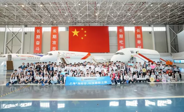 在中國商飛上海飛機設計研究院內，同學和 C909、C919 及 C929 模型合照。