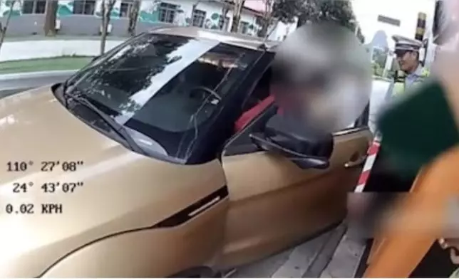 12歲男童偷鄰居私家車上高速，狂駛逾6小時因無錢繳費被揭發。影片截圖
