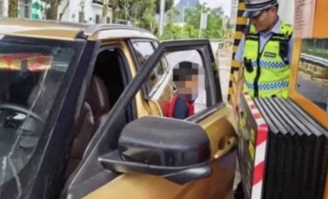 12歲男童偷鄰居私家車上高速，狂駛逾6小時因無錢繳費被揭發。影片截圖