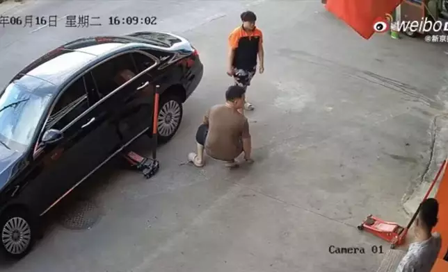 汽修店替平治車補胎發現放在地面的4顆螺絲離奇消失，翻查閉路電視揭老婦路過「順手拾走」。影片截圖