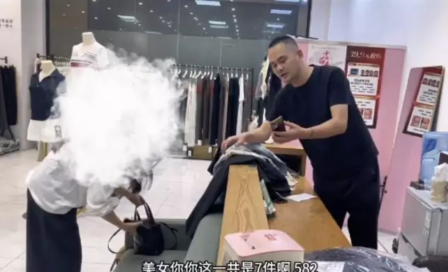 女顧客狂試逾40件衫拎7件出來，店長得知是買33件笑到合不攏嘴。影片截圖