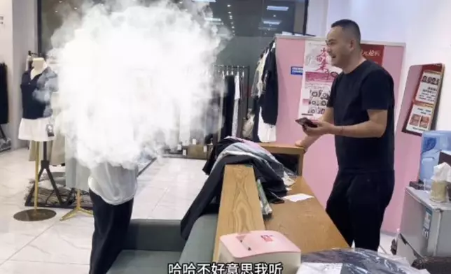 女顧客狂試逾40件衫拎7件出來，店長得知是買33件笑到合不攏嘴。影片截圖