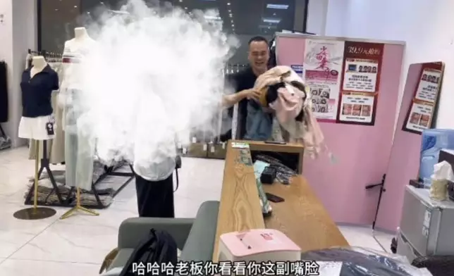 女顧客狂試逾40件衫拎7件出來，店長得知是買33件笑到合不攏嘴。影片截圖