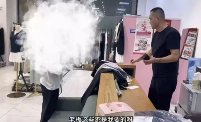 女顧客狂試逾40件衫拎7件出來，店長得知是買33件笑到合不攏嘴。影片截圖