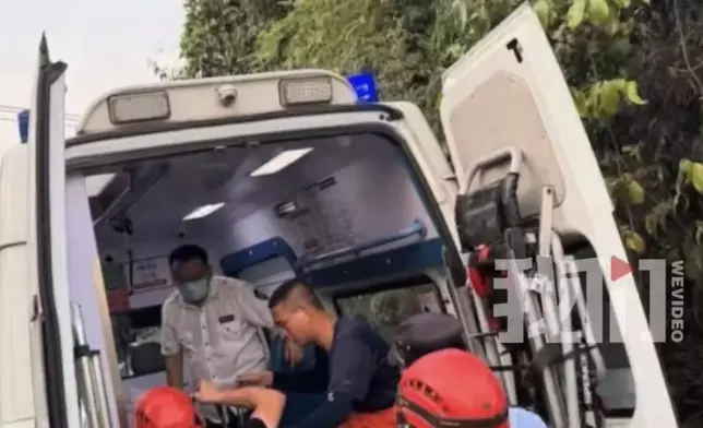 男子登山賞景失足墮崖距崖底逾20米處被樹枝接住，救援人員歷時3小時救出。影片截圖