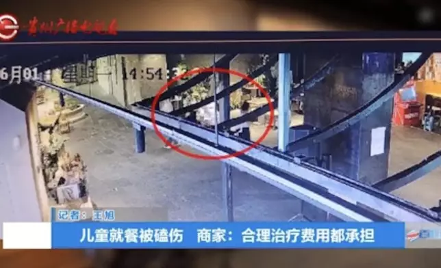 女子稱餐廳大理石檯面突斷裂致女兒臉部受傷，索賠卻遭老闆諷刺「去韓國整容」。影片截圖