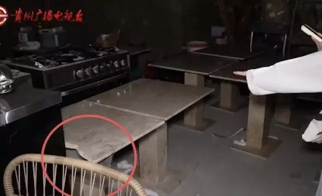 女子稱餐廳大理石檯面突斷裂致女兒臉部受傷，索賠卻遭老闆諷刺「去韓國整容」。影片截圖