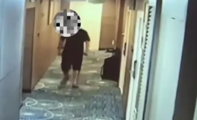 女子獨住酒店半夜驚醒，睜眼驚見陌生男站床頭嚇壞。影片截圖