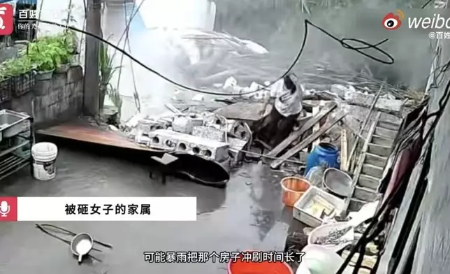 女子如廁期間遇房屋結構受損倒塌遭木瓦擊傷額頭受輕傷。影片截圖