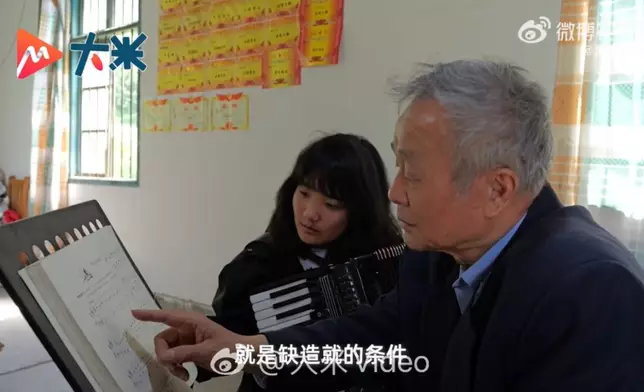 退休民警5年奔走3所山區學校教近80名孩子拉手風琴助打開音樂世界大門。影片截圖