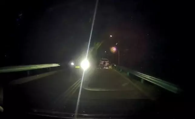司機深夜行車遇遠光燈干擾視線，減速後發現4人車道中央擺桌聚餐急閃避。影片截圖