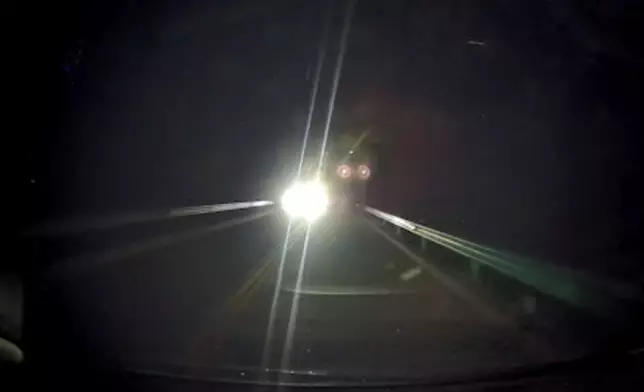 司機深夜行車遇遠光燈干擾視線，減速後發現4人車道中央擺桌聚餐急閃避。影片截圖