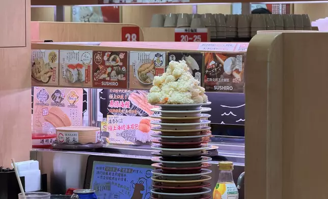 涉事客人點了接近廿碟壽司後，將碟子疊高，但卻食剩大堆米飯，並似是惡搞。網上圖片