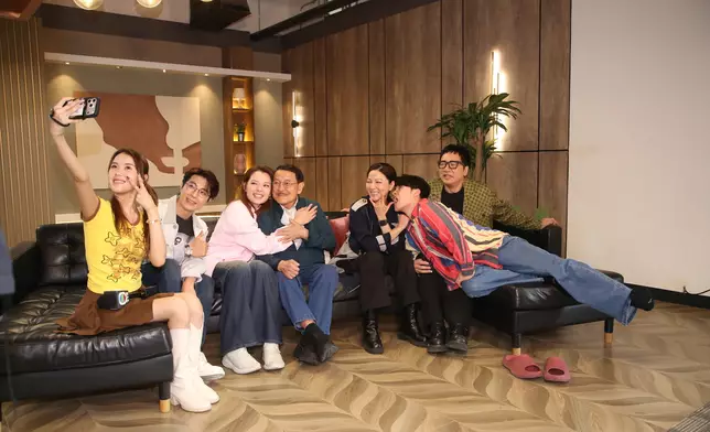 熊家今日接受咗東張西望及無綫娛樂新聞台採訪探班，今晚就會陸續播出街。
