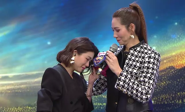 雲妮用車婉婉的衣服抹眼淚。