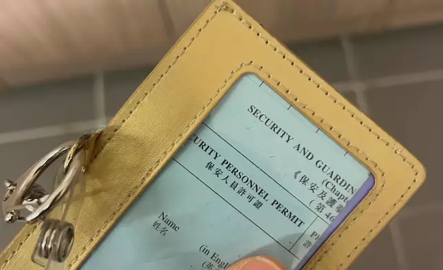 有網民亦表示自己DSE後也入行，並分享了一張保安人員許可證的相片