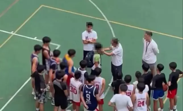 香港籃球名宿及學界名帥翁金驊疑似體罰學生。threads影片截圖