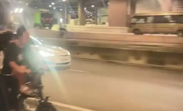 近日網上流傳一段影片，顯示在元朗一處公路上，一名青年駕駛電動單車飛馳，後座更載着兩名疑似十餘歲女童，場面驚險。網上圖片