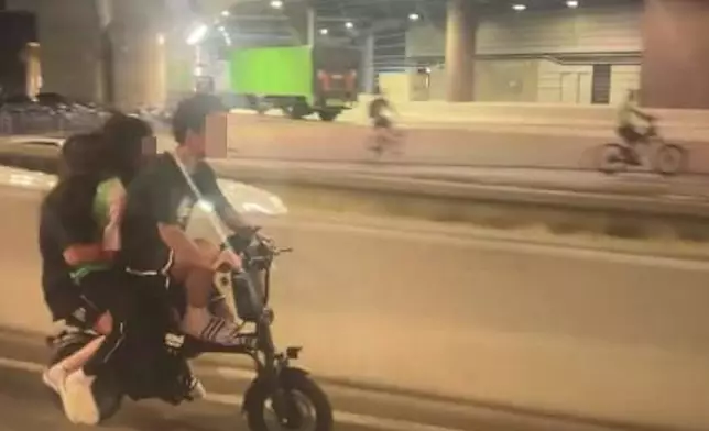 近日網上流傳一段影片，顯示在元朗一處公路上，一名青年駕駛電動單車飛馳，後座更載着兩名疑似十餘歲女童，場面驚險。網上圖片