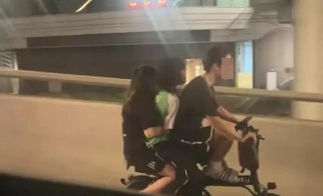 近日網上流傳一段影片，顯示在元朗一處公路上，一名青年駕駛電動單車飛馳，後座更載着兩名疑似十餘歲女童，場面驚險。網上圖片