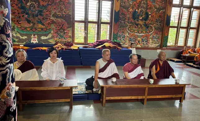 李泳漢自施明離世後，隨密宗中心赴印度南卓林寺參加法會。