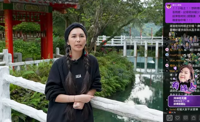 In Lee師傅跟煦世老師分享通靈心得。