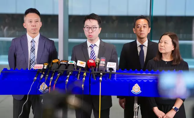 入境事務處助理首席入境事務主任（證件）龔國樑（左2）